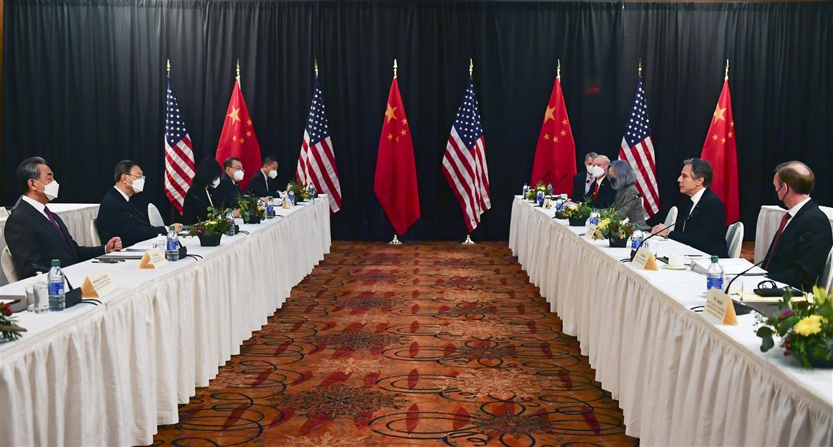 3月18日、米アンカレジで会談するブリンケン米国務長官(右手前から2人目)と中国の楊潔?・共産党政治局員(左手前から2人目)ら(AP)