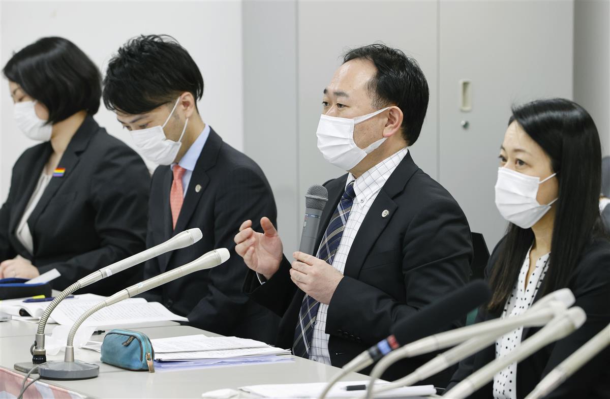 同性婚訴訟の札幌地裁判決を受け、記者会見する原告側弁護団=3月17日午後、札幌市