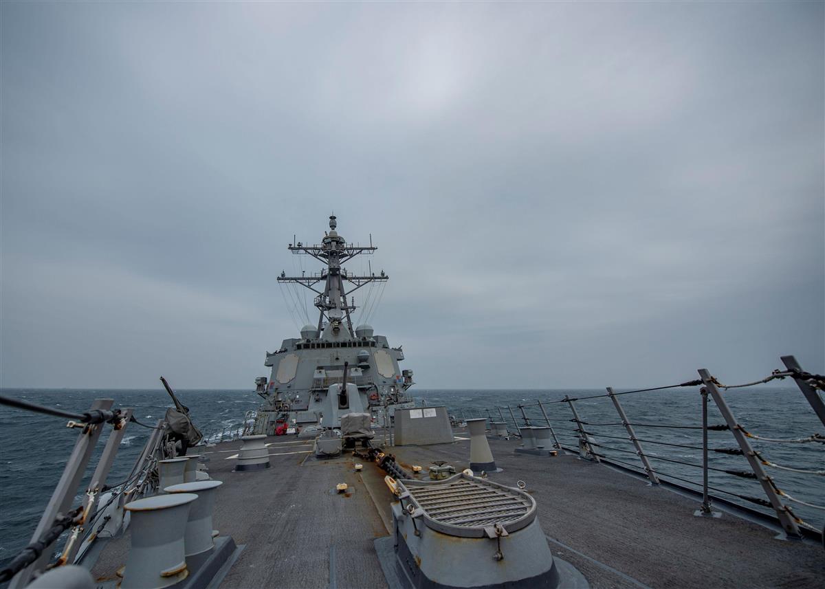 台湾海峡を通過する米海軍のミサイル駆逐艦「ジョン・フィン」=3月10日(米海軍提供、ロイター)