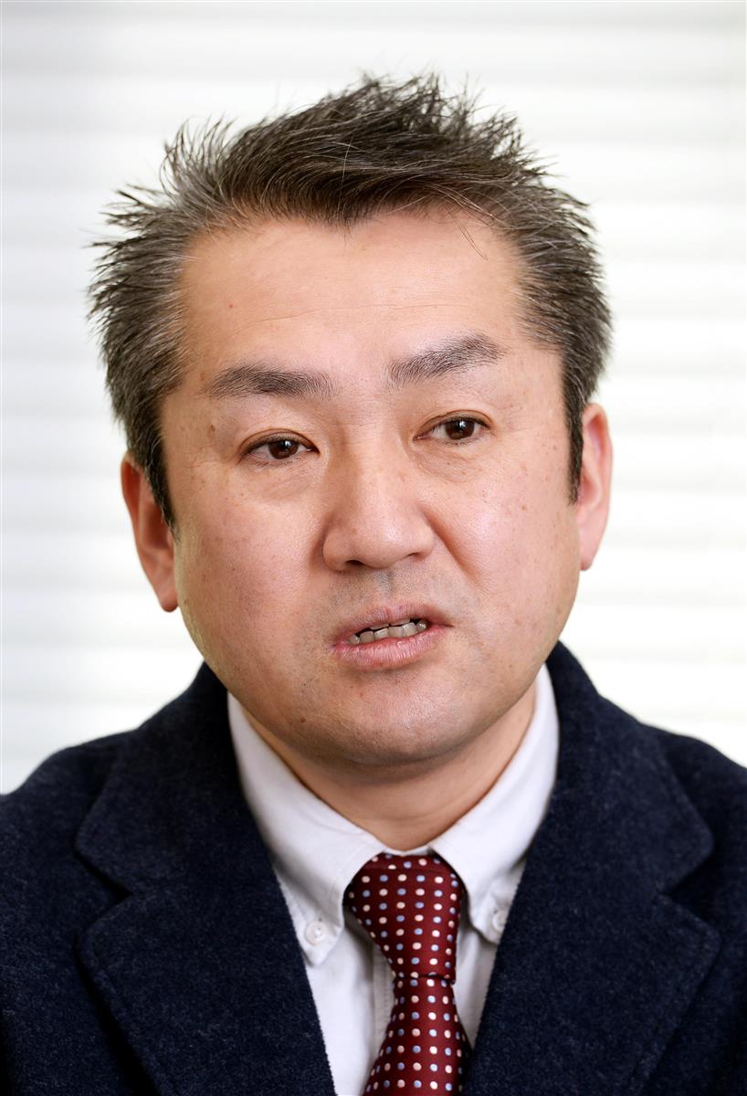 拉致問題解決を願う「ブルーリボン」バッジを胸にバイデン米大統領(右)との共同記者会見に臨む菅義偉首相=4月16日、米ワシントンのホワイトハウス(AP)