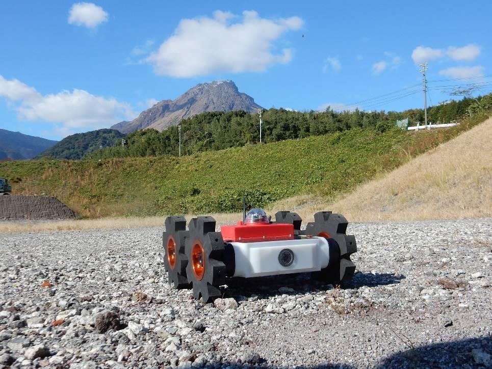 雨量計を搭載したロボット(研究グループ提供)
