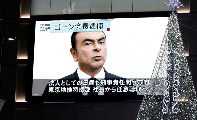 カルロス・ゴーン被告のニュースを報じる街頭モニター=都内(ロイター)