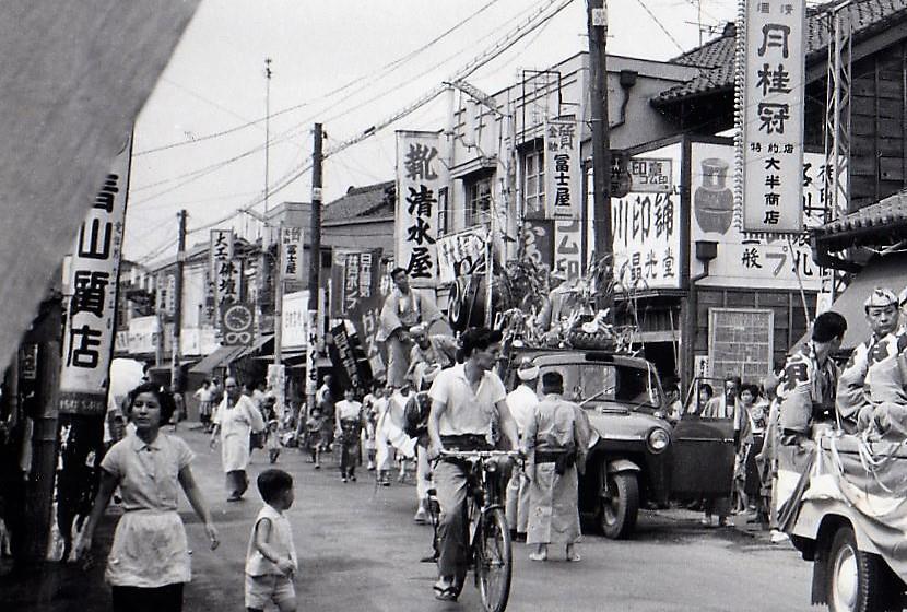 昭和34年に南長崎ニコニコ商店街で行われた祭りの様子(小出幹雄さん提供)