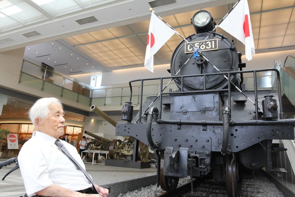 靖国神社に奉納されて40年を迎えた蒸気機関車C56形31号機と泰緬鉄道の建設に従事した菅野廉一さん=31日、東京都千代田区(大竹直樹撮影)