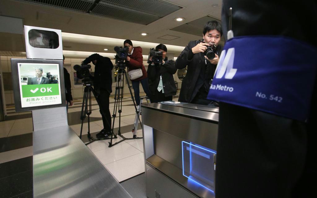 大阪メトロが公開した、顔認証を用いた次世代改札機の実証実験。顔を認識してゲートが開く=昨年12月、大阪市西区のドーム前千代崎駅(前川純一郎撮影)