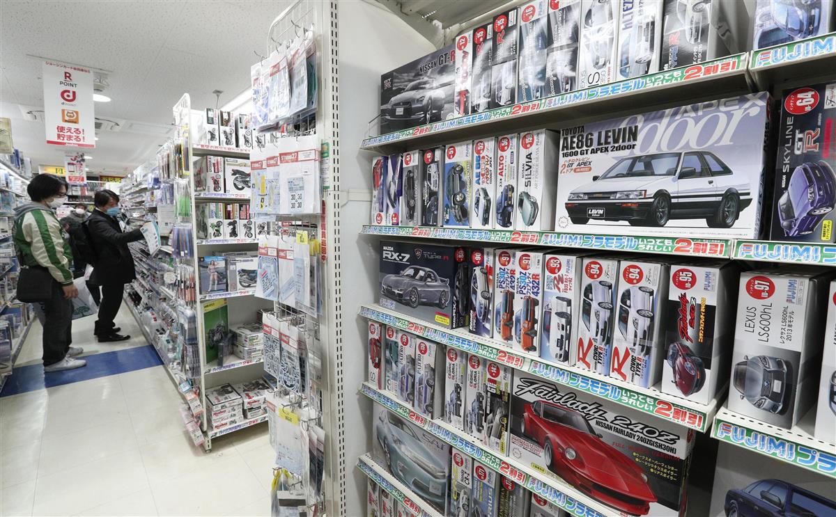コロナ禍のステイホームでプラモデルが人気を呼んでいる=24日午後、大阪市浪速区のスーパーキッズランド本店(寺口純平撮影)