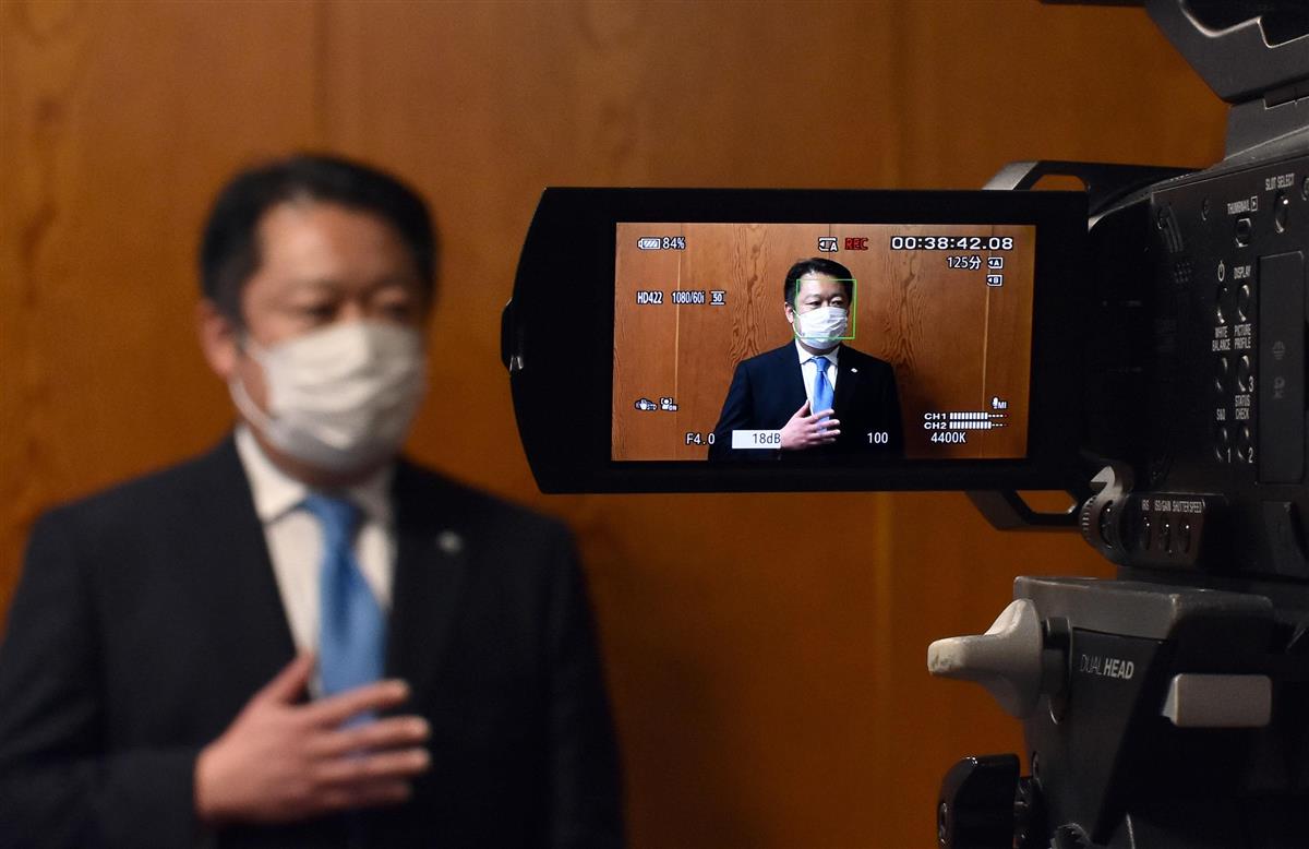 記者団のカメラの前で、県議を名誉毀損で提訴することも辞さないと表明する山梨県の長崎幸太郎知事=2月16日、県庁(渡辺浩撮影)