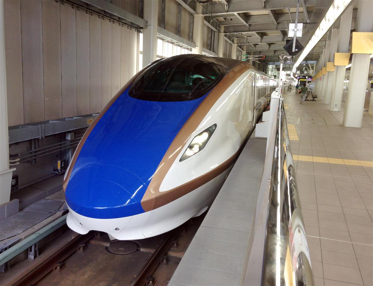 大阪まで延伸することが決まった北陸新幹線の車両。この延伸で幻となった鉄道計画がある