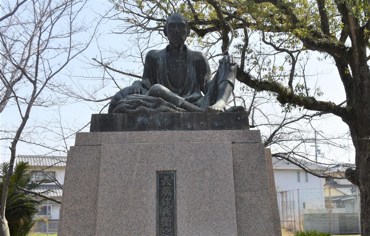 義農公園に建立された義農作兵衛の像＝３月１７日、愛媛県松前町