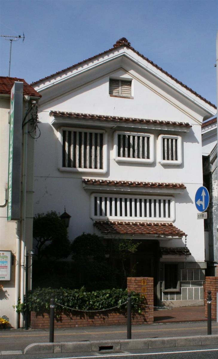国の登録文化財に内定した旧吉田医院。吉田璋也が設計した＝令和３年３月、鳥取市