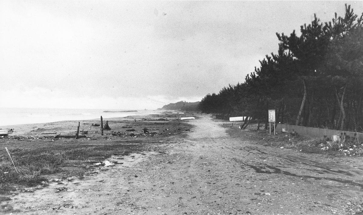 アベックの拉致未遂事件があった富山県高岡市・雨晴海岸の現場=1979年、阿部雅美撮影