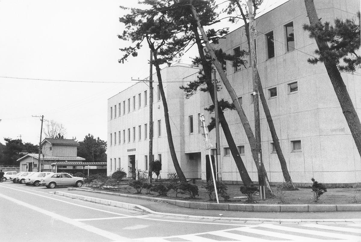 北朝鮮による拉致被害者、蓮池薫さんの自転車が発見された新潟県柏崎市の図書館。失踪現場の海岸近くだった=1979年、阿部雅美撮影
