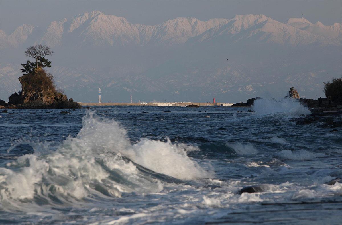 アベックが4人組に連れ去られそうになった現場近くの海岸。富山湾越しに北アルプス立山連峰を望むことができる。拉致事件は日本海側を中心に起こっていた=富山県高岡市(桐山弘太撮影)