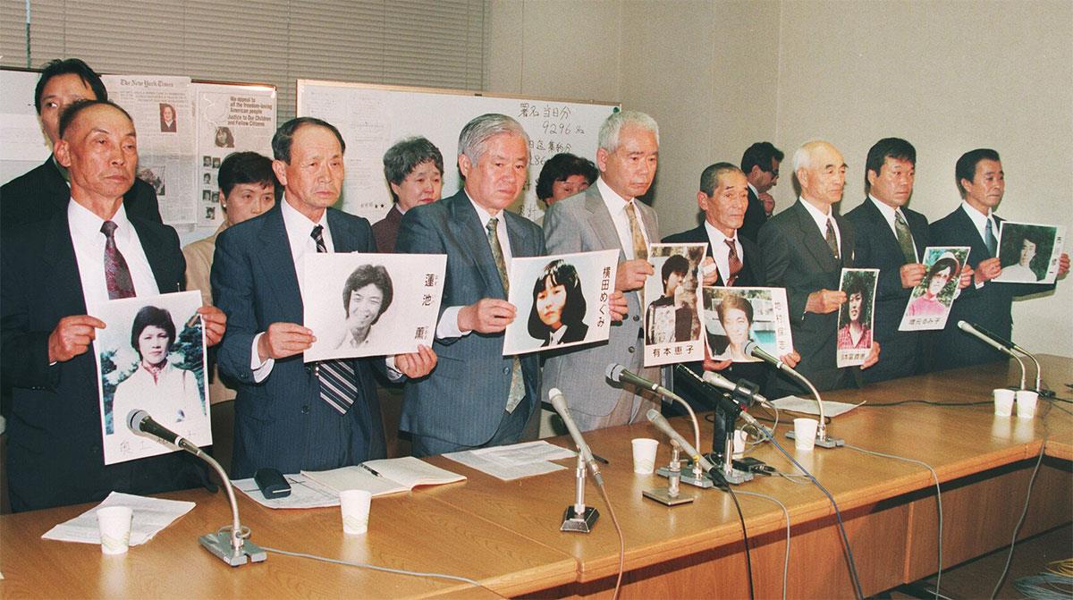 拉致された日本人の救出を訴え、記者会見を行った横田滋さんら＝1998年4月、東京・永田町