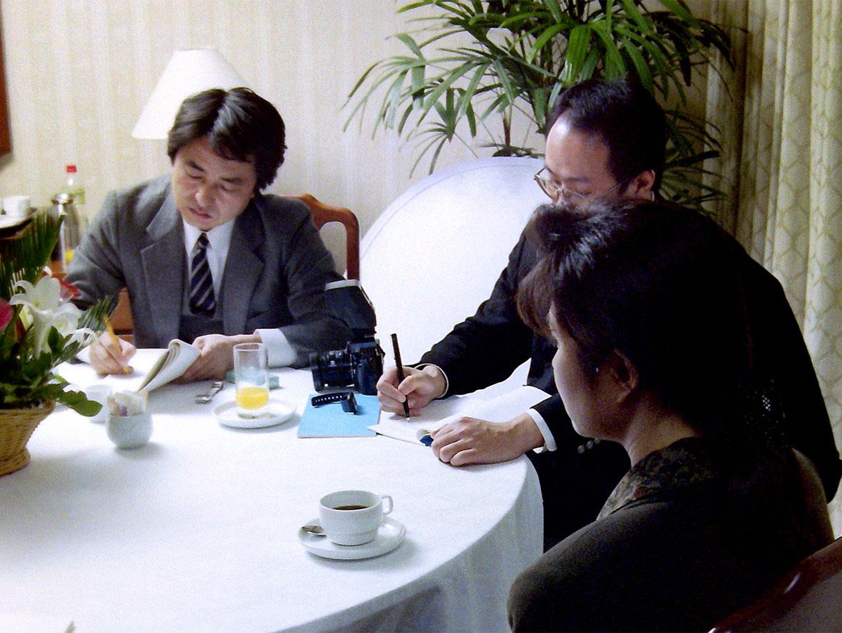 大韓航空機爆破事件の実行犯、金賢姫・元北朝鮮工作員（右）にインタビューする阿部雅美記者（左）＝1990年12月、ソウル市内（後藤徹二撮影）
