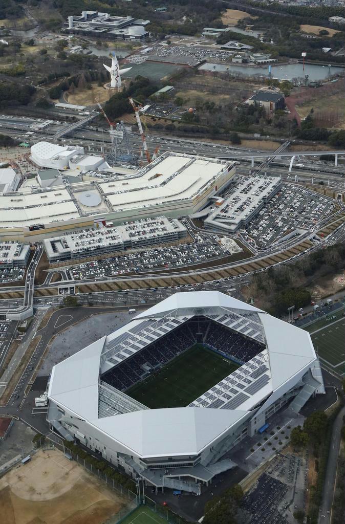 新国立競技場の「手本」となったパナソニックスタジアム吹田。無駄を省き、低コストで建設された(本社ヘリから)