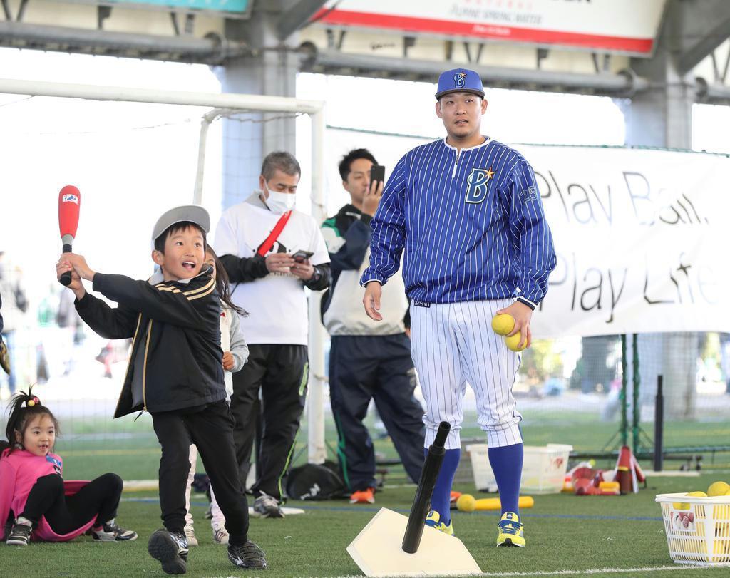 堺市で昨年12月に開かれた「キッズ・ボールパーク」。DeNAの筒香嘉智選手の指導を受け、はじける笑顔を見せる子供 =堺市堺区のJ-GREEN堺