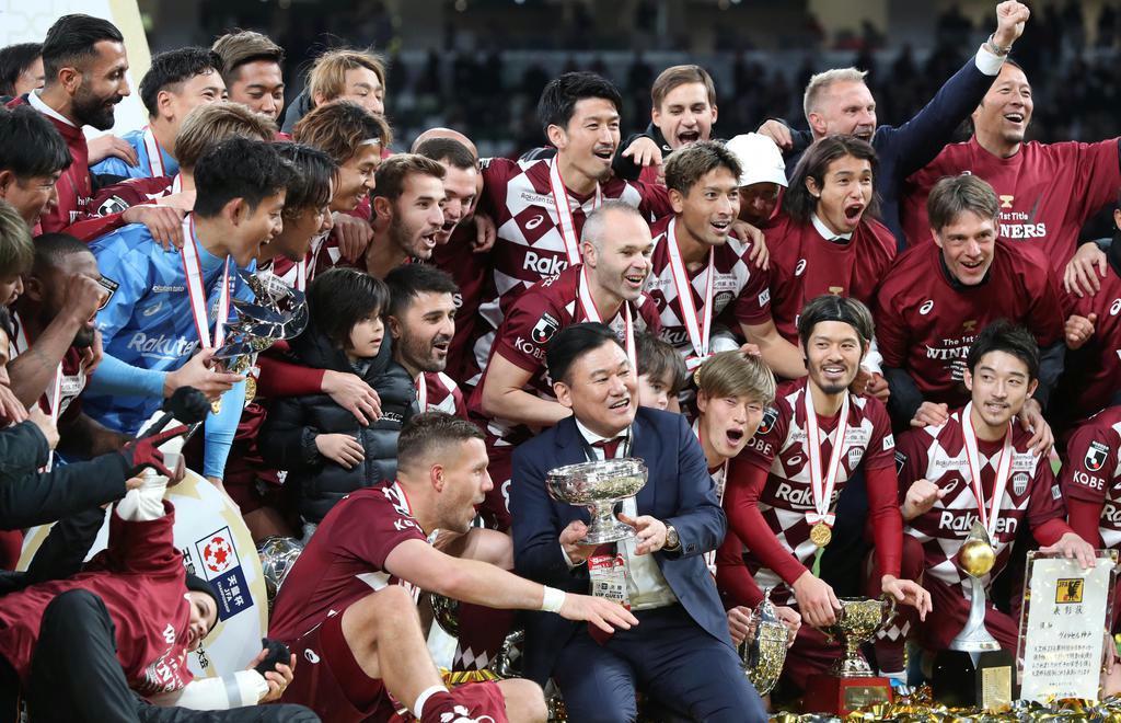 優勝し、喜び合う三木谷浩史オーナー(中央)と神戸イレブン=国立競技場(蔵賢斗撮影)
