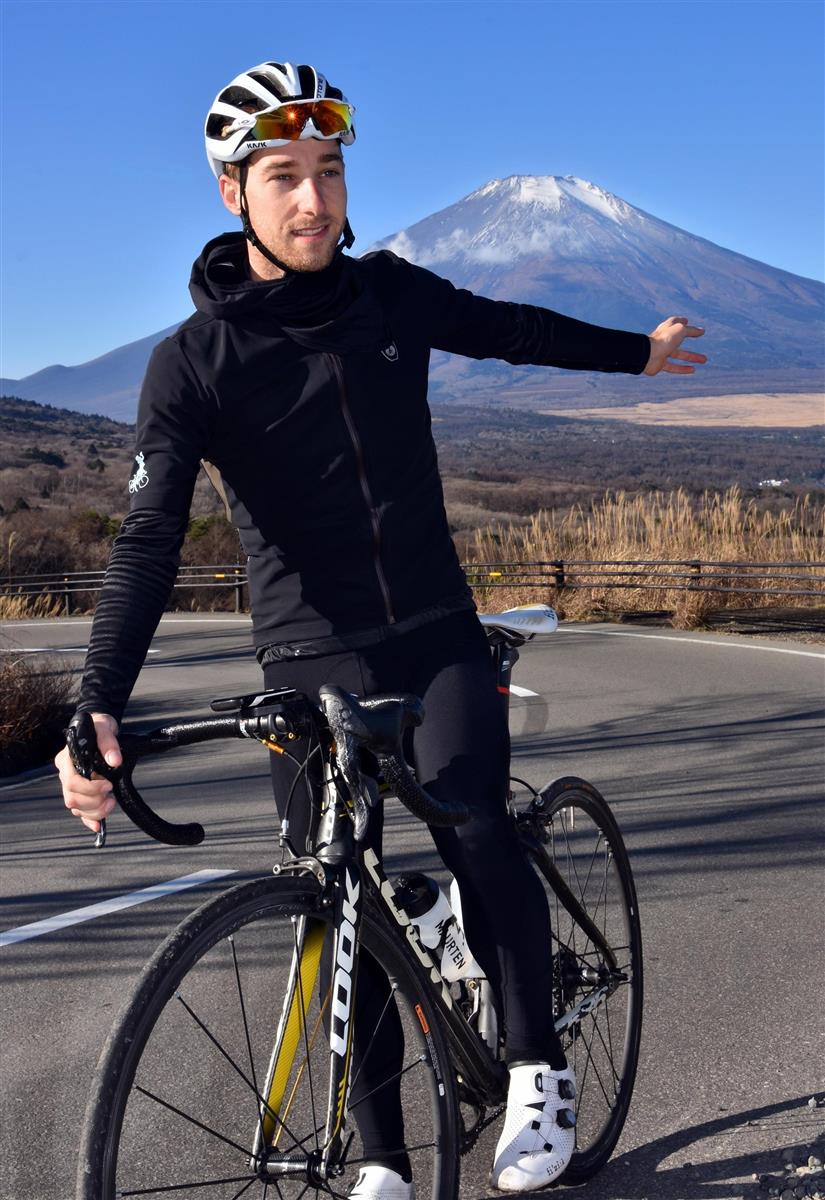 五輪自転車ロードレースのコースになっているパノラマ台でレガシー作りを語るトム・ボシスさん =山梨県山中湖村平野(渡辺浩撮影)